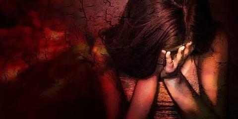 பாலியல் வன்கொடுமைக்கு ஆளான 12 வயது சிறுமி ஐசியுவில் அனுமதி