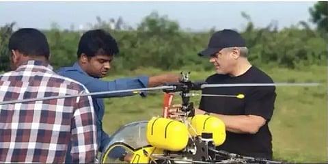 குட்டி ஏர்கிராஃப்ட்டை கவனமாக தரையிறக்கிய அஜித்...  கொண்டாடும்  ரசிகர்கள் - வீடியோ!