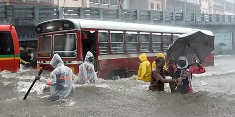 தொடர் மழை:  மழைநீரால் சூழப்பட்ட மும்பை நகரம்,  மக்கள் தவிப்பு..!
