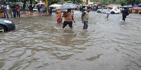 "மும்பை வெள்ளத்தில் இருவரின் ஜாலி பயணம்" வைரலாகும் வீடியோ