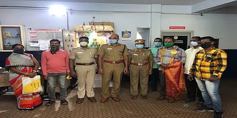சாலையில் கிடந்த கொலுசு மூலப்பொருட்கள்..  பத்திரமாக ஒப்படைத்தவருக்கு குவியும் பாராட்டு