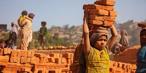 ஊரடங்குகளால் மூடிக்கிடக்கும் பள்ளிகள்.. இந்தியாவில் அதிகரிக்கும் குழந்தைத் தொழிலாளர்கள்