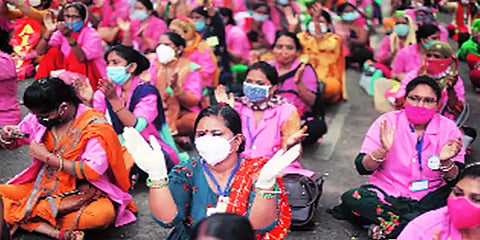 டெல்லி: முறையான சம்பளம் கேட்டு  போராடிய தூய்மைப் பணியாளர்கள் மீது வழக்குப்பதிவு