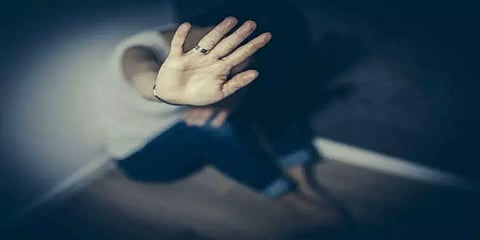 உ.பி: கொரோனா வார்டில் வேலை செய்ய வற்புறுத்தியதால் மாடியிலிருந்து குதித்த நர்ஸிங் மாணவி