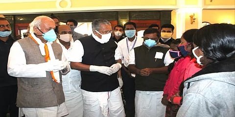 மூணாரில் நிலச்சரிவு ஏற்பட்ட இடத்தில் கேரள முதல்வர், ஆளுநர் நேரில் ஆய்வு