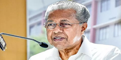 விமான விபத்து மீட்பு பணியில் ஈடுபட்ட அதிகாரிகளுக்கு கொரோனா - குவாரண்டைனில் கேரள முதல்வர்
