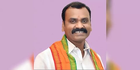 “பாஜக வேட்பாளரை வெற்றிபெற வைத்தால் இன்னோவா கார்” -  எல்.முருகன்