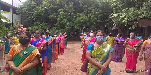 மாணவர்களின்றி  வெறிச்சோடிய பள்ளி மைதானங்கள் ! ஆசிரியர்களே கொண்டாடிய சுதந்திர தினம்