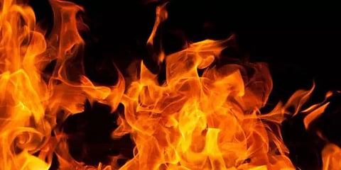 உறவினரிடம் தகராறு: 40 வயது நபருக்கு தீ வைப்பு  !