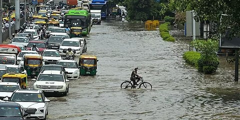 டெல்லியில் தொடரும் பலத்த மழை:  தனித் தீவுகளாக மாறிய பல பகுதிகள்