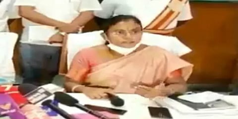தேசிய கொடியை ஏற்றவிடாமல் ஊராட்சி மன்றத் தலைவரை தடுத்த  ஊராட்சி செயலாளர் பணியிடை நீக்கம்