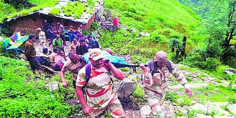 மலைப்பகுதியில் காயமடைந்த பெண் -  45 கி.மீ தோளில் சுமந்து சென்று மீட்ட ஐ.டி.பி.பி வீரர்கள்
