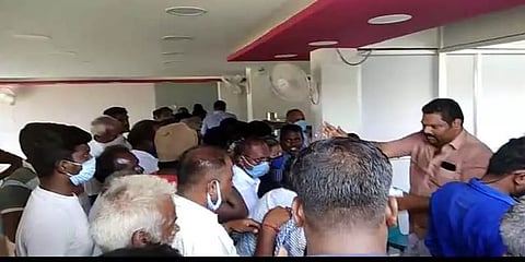 'ஒரு பிரியாணி வாங்கினால் ஒரு பிரியாணி  இலவசம்' கொரோனோ அச்சத்தை பற்ற வைத்த ஹோட்டல்