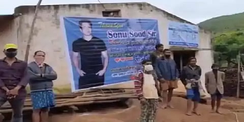 அதிகாரிகளை நம்பாமல் சாலை அமைத்த பழங்குடியினர் -  சோனு சூட்டின் வருகைக்காக பேனர்..!!