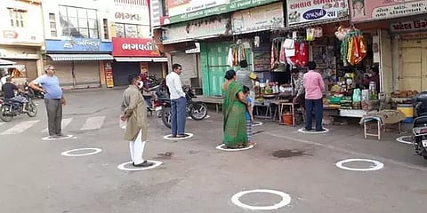 “45 அடி தூரத்திலும் பரவிய கொரோனா.. 6 அடி இடைவெளி போதுமா?” எச்சரிக்கும் நிபுணர்கள்!!