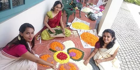 இன்று ஓணம் பண்டிகை: வீட்டில் பூக்கோலமிட்டு கோலாகல கொண்டாட்டம்!