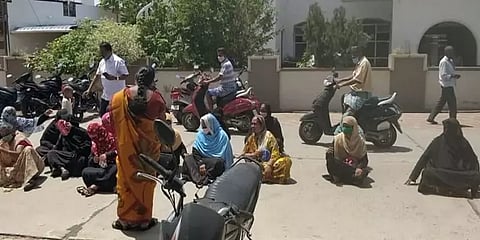 “கடன் வசூலில் ஈடுபடுவதாக கூறி தகாத வார்த்தையில் பேசுகின்றனர்” - பெண்கள் முற்றுகை போராட்டம்