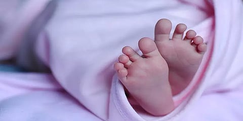 நடைபாதையில் தாயுடன் தூங்கிக் கொண்டிருந்த குழந்தையை திருடிய பெண் - விசாரணையில் அதிர்ச்சி