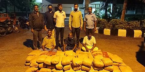 நாமக்கல்லில் லாரியில் கடத்தப்பட்ட  210 கிலோ கஞ்சா - மடக்கிப் பிடித்த போலீஸ்