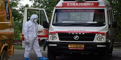 சரியான ஆம்புலன்ஸ் கிடைக்காததால் கொரோனா பாதித்த பத்திரிகையாளர் பரிதாப உயிரிழப்பு