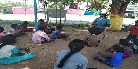 கிராமப்புற மாணவர்களுக்கும் ஆன்லைன் கல்வி...  சாத்தியப்படுத்திய ஈரோடு ஆசிரியர்!!
