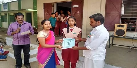 மாணவர்களின்  கையெழுத்துப் பத்திரிகை...  கோவை தமிழாசிரியரின் புதுமை முயற்சி!!