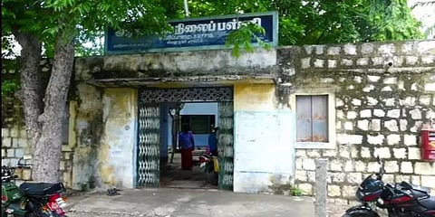 அரசுப் பள்ளிக்கு படையெடுத்த பாம்புகள்...  பதற்றத்தில் பதறியோடிய மாணவர்கள்