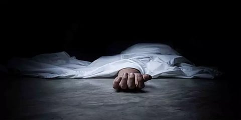 வீட்டில் சடலமாக கிடந்த தம்பதியர், 3 குழந்தைகள்:  போலீசார் விசாரணை.!