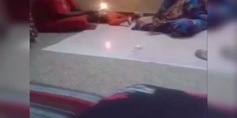2 வயது குழந்தைக்கு பாட்டியே மெழுகுவர்த்தியால் சூடு வைக்கும் கொடூரம்:  அதிர்ச்சி வீடியோ!!