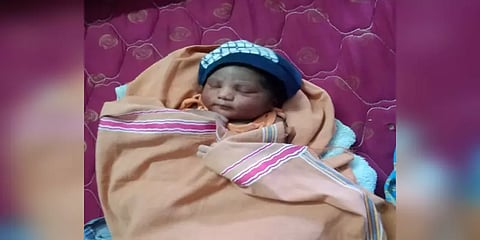 தருமபுரி: பிறந்த சிலமணி நேரமே ஆன பச்சிளம் பெண்குழந்தை சாலையில் கிடந்த பரிதாபம்