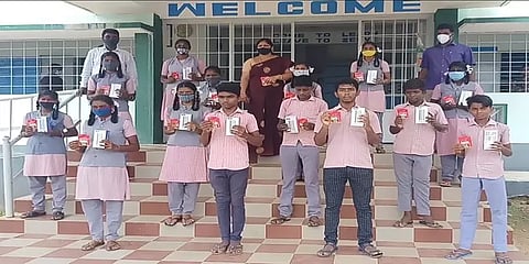 ஏழை மாணவர்களுக்கு ரூ.1 லட்சம் செலவில் 16 செல்போன்கள்.. முன்னுதாரணமான ஆசிரியை!