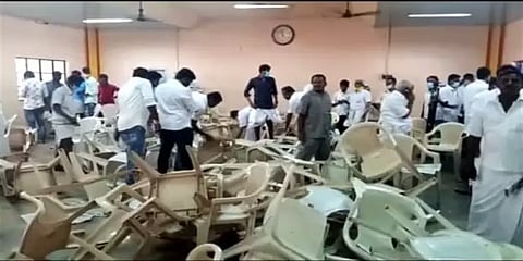 பறந்த நாற்காலிகள்... அதிமுக  உறுப்பினர் சேர்க்கை முகாமில் கைகலப்பு.. போலீசில் புகார்.!