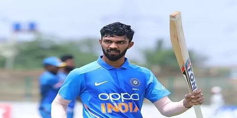சிஎஸ்கே வீரருக்கு இன்னும் இருமுறை கொரோனா பரிசோதனை: அணியில் இணைவதில் சிக்கல் !