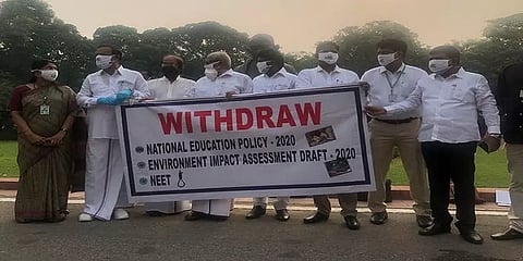 நீட்-க்கு எதிரான வாசகத்துடன் மாஸ்க்: நாடாளுமன்ற வளாகத்தில் திமுக எம்.பி.க்கள் போராட்டம்