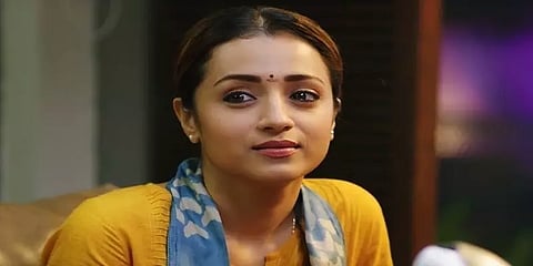 கண்ணை கட்டிக் கொண்டு தலைகீழாகவே த்ரிஷா படத்தை அழகாக வரைந்து அசத்தல் - வீடியோ