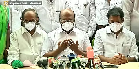 செய்தியாளர் சந்திப்பின்போது  பாங்கு ஒலி.. சட்டென தொழுகையில் ஈடுபட்ட ஜெயக்குமார்..!