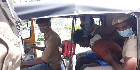 நீதிமன்றத்தில் பிளேடை விழுங்கிய கைதி... ரத்தம் சொட்ட சொட்ட மருத்துவமனையில் அனுமதி