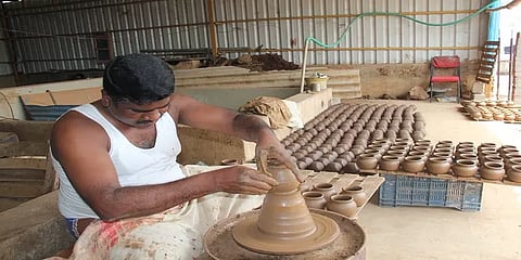 மண்பாண்டத் தொழிலுக்கான சிறப்பு பொருளாதார மண்டலம்:  வேலூர்  இளைஞரின் புதுமை முயற்சி