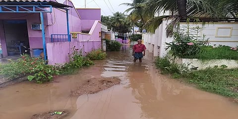வீடுகளுக்குள் புகுந்த மழைநீர்: கிராம மக்கள் அவதி