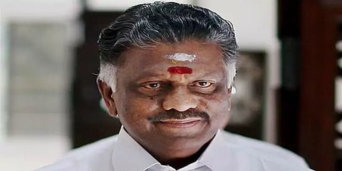 ’நாளைய முதல்வர்’ என 100 அடி நீள பேனர் -  உடனடியாக அகற்றச் சொன்ன ஓபிஎஸ்..!