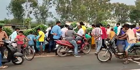 சாலையோர‌ப் புதரில் தங்க நாணயங்கள் எனப் பரவிய தகவல்: திடீரென திரண்ட மக்கள்..!
