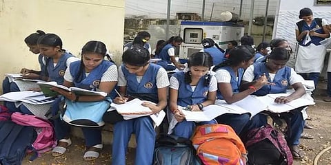 தனியாா் பள்ளிகளில் இலவச மாணவர் சோ்க்கை:  நாளை முதல் விண்ணப்பம் தொடக்கம்
