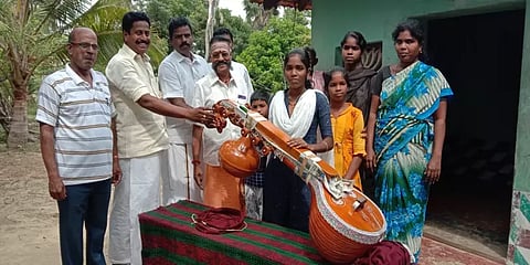 ஏழை மாணவி படிப்பை தொடர வீணை வாங்கிக் கொடுத்த சமூக ஆர்வலர்கள்