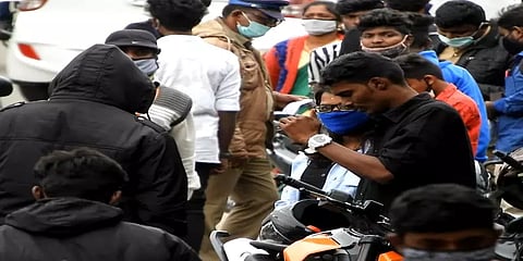 கொடைக்கானல் போறீங்களா?  மும்முனை கிடுக்குப்பிடி சோதனையில் அதிகாரிகள்