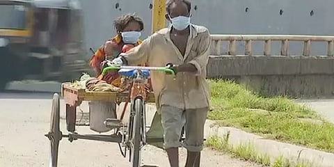 நோயாளி மனைவியை சைக்கிள் தட்டு ரிக்சாவில்  90 கி.மீ தூரம் அழைத்துச் சென்ற கணவர்