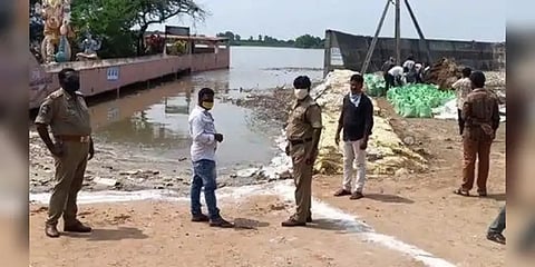 தீயிட்டு எரித்த காதலனை விடாமல் பிடித்துக்கொண்ட பெண் :  ஆந்திராவில் அதிர்ச்சி சம்பவம் !