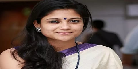 மாஸ்க் அணியாம‌ல் காரில் வ‌ந்த‌ ’அருவி’  ந‌டிகை: அப‌ராத‌ம் விதித்த அதிகாரியுடன் வாக்குவாதம்