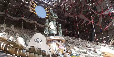 புலம்பெயர்ந்த தொழிலாளர்களின் உருவில் அவதரித்த துர்கை  