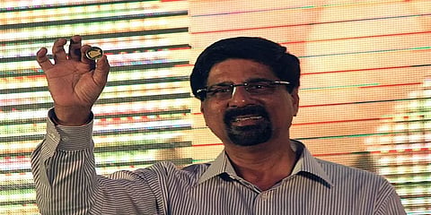 தோனியின் கருத்து அபத்தம்; கேதர் ஜாதவிடம் ஸ்பார்க் இருக்கிறதா ? - ஸ்ரீகாந்த் சரமாரி கேள்வி