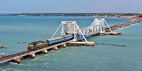 பாம்பன் தூக்கு பாலத்தின் அருகே புதிய தூண்கள் அமைக்கும் பணி மும்முரம்